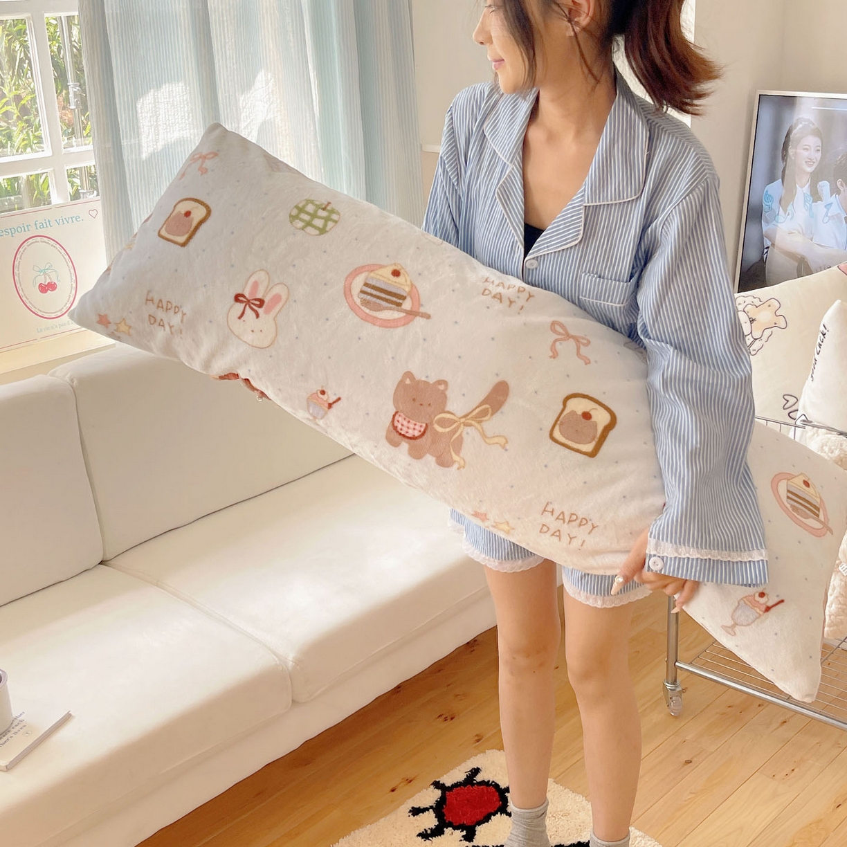 91家纺网 家纺一手货源 找家纺 六巷胡同 2025新款INS博主可爱风A类200g牛奶绒长条大抱枕 抱枕-萌趣宠物趴