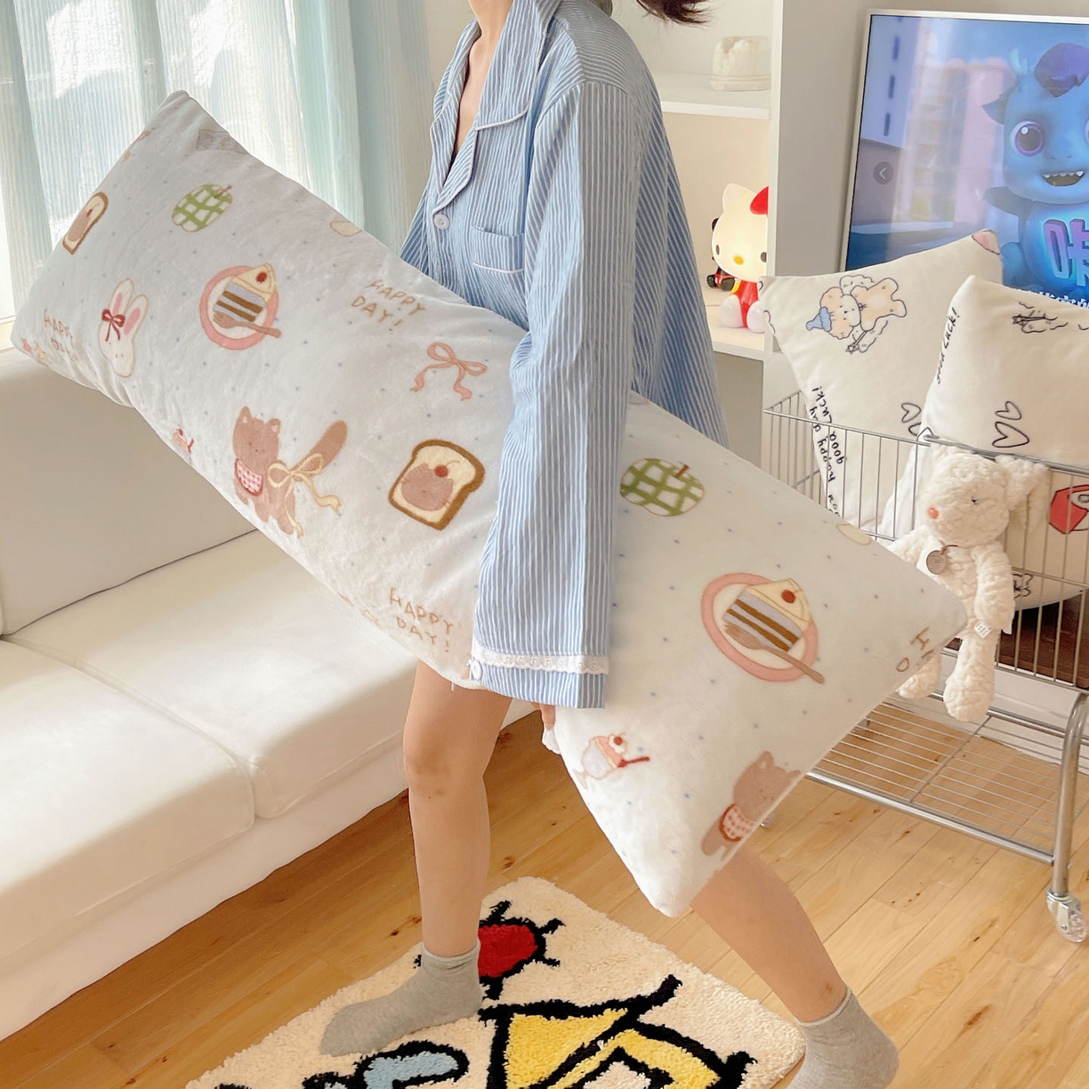 91家纺网 家纺一手货源 找家纺 六巷胡同 2025新款INS博主可爱风A类200g牛奶绒长条大抱枕 抱枕-萌趣宠物趴