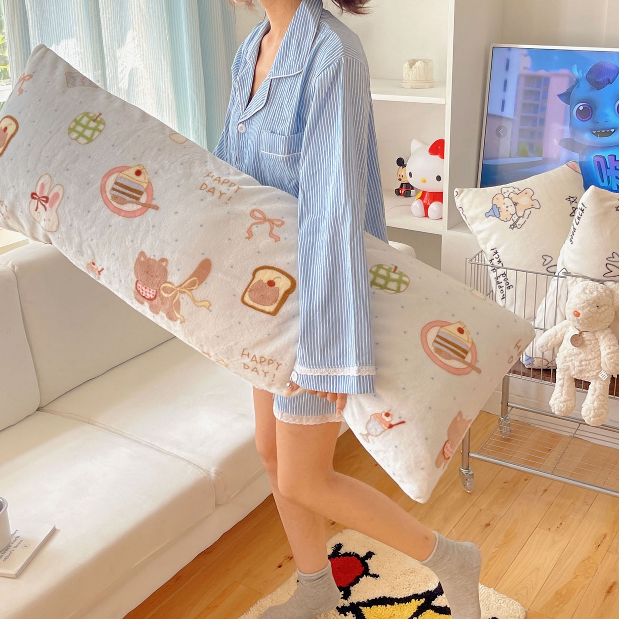 91家纺网 家纺一手货源 找家纺 六巷胡同 2025新款INS博主可爱风A类200g牛奶绒长条大抱枕 抱枕-萌趣宠物趴