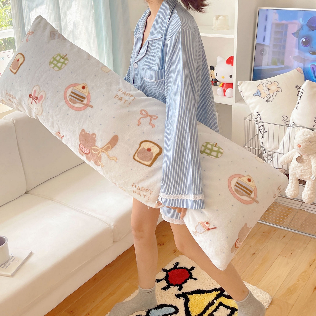 91家纺网 家纺一手货源 找家纺 六巷胡同 2025新款INS博主可爱风A类200g牛奶绒长条大抱枕 抱枕-萌趣宠物趴