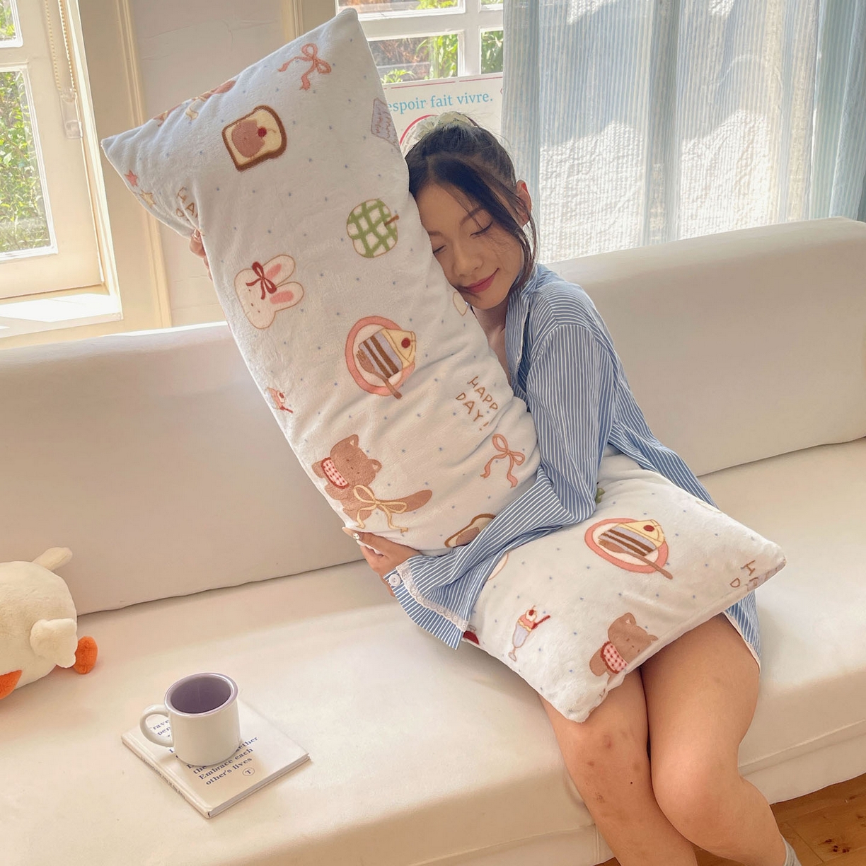 91家纺网 家纺一手货源 找家纺 六巷胡同 2025新款INS博主可爱风A类200g牛奶绒长条大抱枕 抱枕-萌趣宠物趴