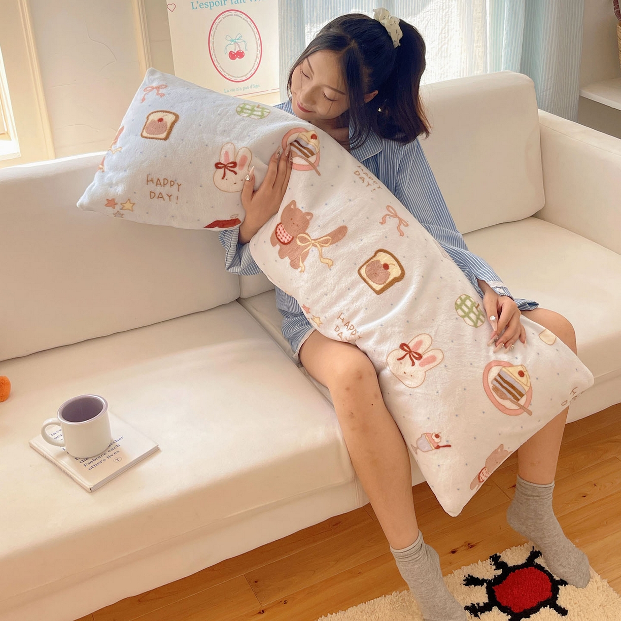 91家纺网 家纺一手货源 找家纺 六巷胡同 2025新款INS博主可爱风A类200g牛奶绒长条大抱枕 抱枕-萌趣宠物趴