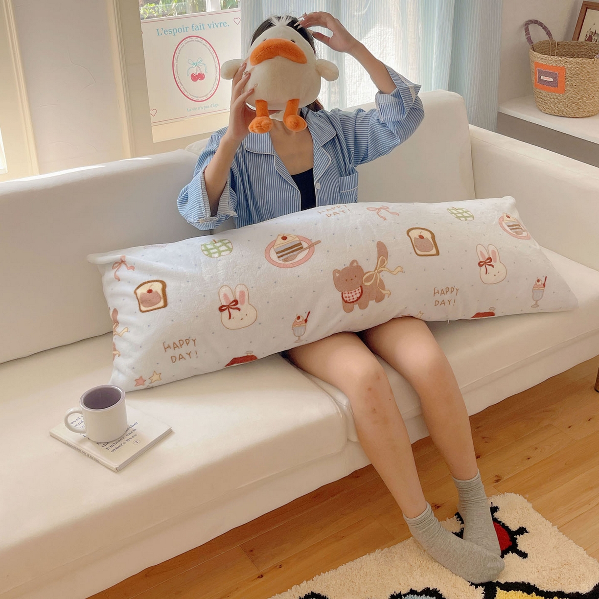 91家纺网 家纺一手货源 找家纺 六巷胡同 2025新款INS博主可爱风A类200g牛奶绒长条大抱枕 抱枕-萌趣宠物趴