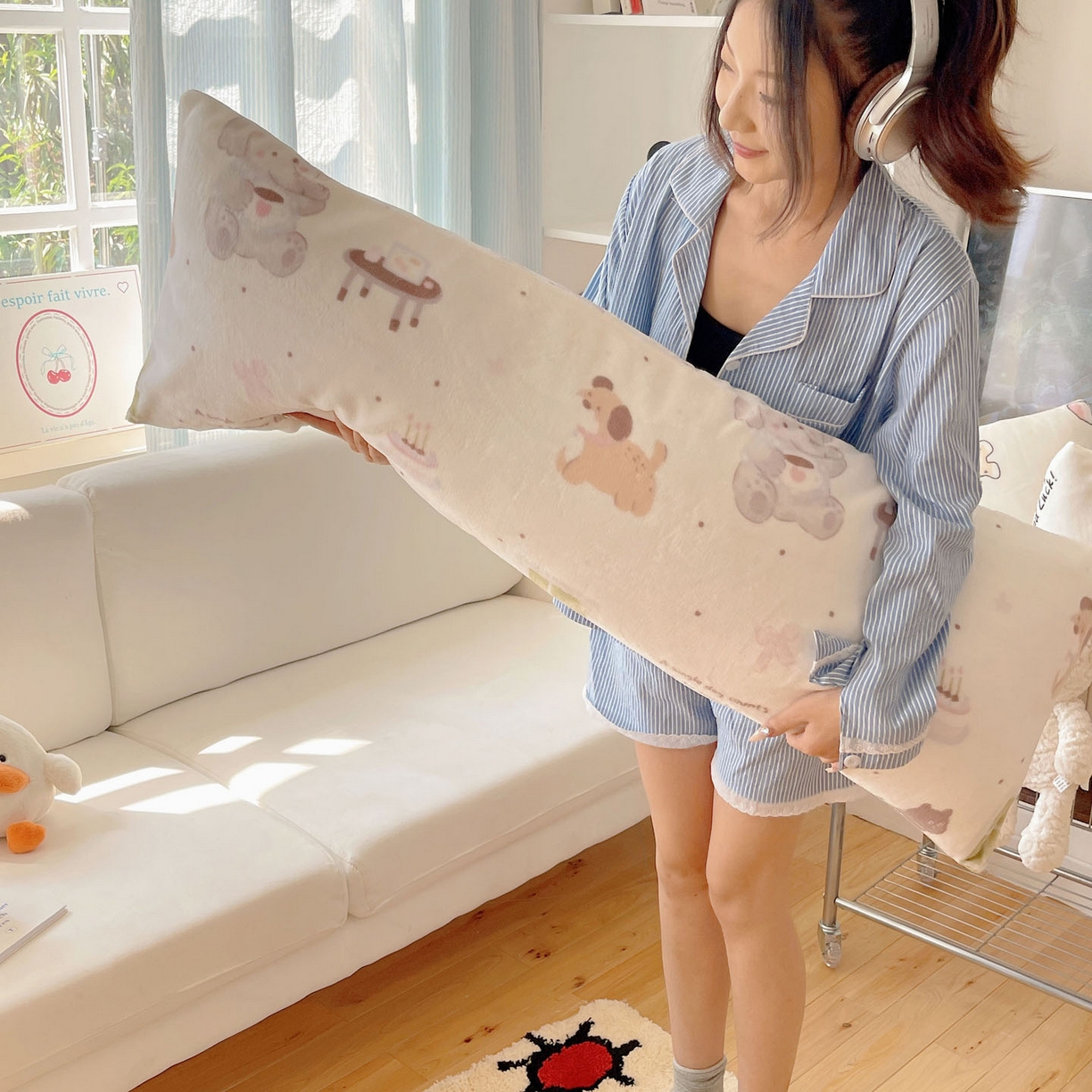 91家纺网 家纺一手货源 找家纺 六巷胡同 2025新款INS博主可爱风A类200g牛奶绒长条大抱枕 抱枕-萌象周末趴