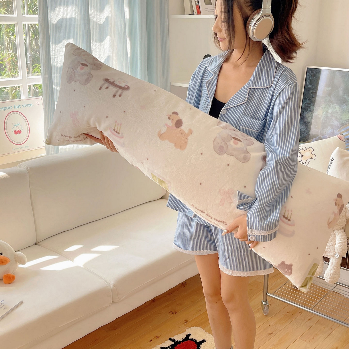 91家纺网 家纺一手货源 找家纺 六巷胡同 2025新款INS博主可爱风A类200g牛奶绒长条大抱枕 抱枕-萌象周末趴