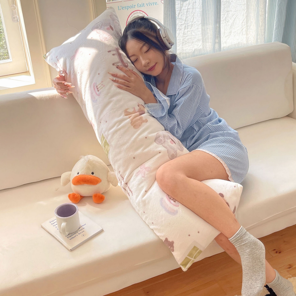 91家纺网 家纺一手货源 找家纺 六巷胡同 2025新款INS博主可爱风A类200g牛奶绒长条大抱枕 抱枕-萌象周末趴