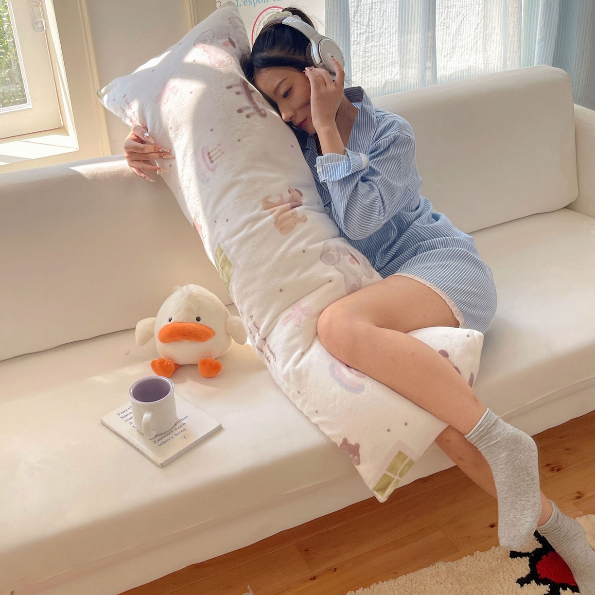 91家纺网 家纺一手货源 找家纺 六巷胡同 2025新款INS博主可爱风A类200g牛奶绒长条大抱枕 抱枕-萌象周末趴