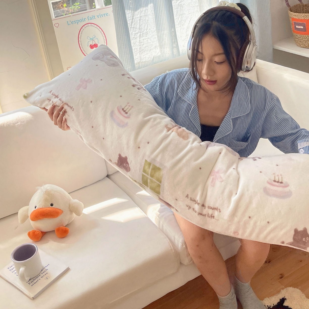 91家纺网 家纺一手货源 找家纺 六巷胡同 2025新款INS博主可爱风A类200g牛奶绒长条大抱枕 抱枕-萌象周末趴