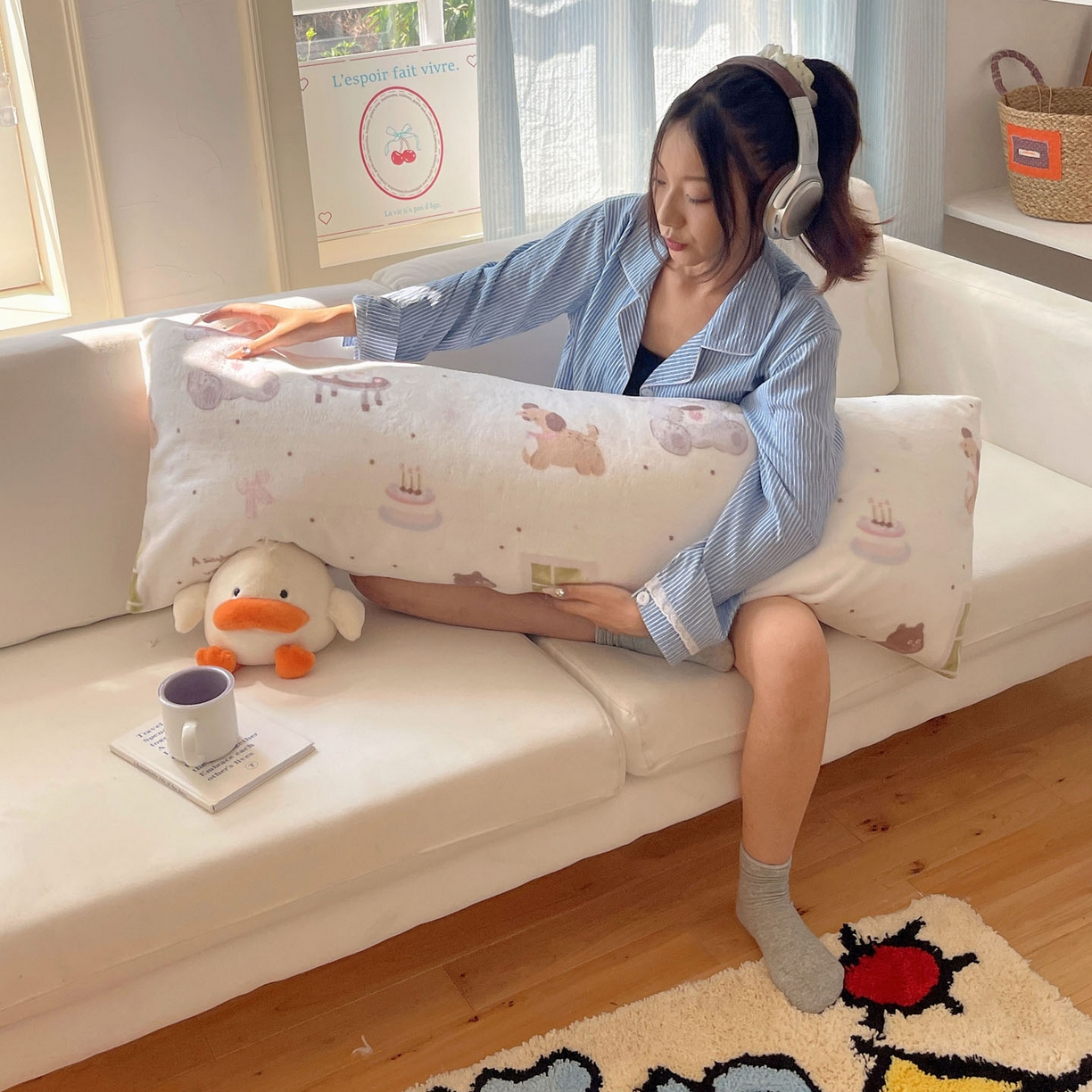 91家纺网 家纺一手货源 找家纺 六巷胡同 2025新款INS博主可爱风A类200g牛奶绒长条大抱枕 抱枕-萌象周末趴