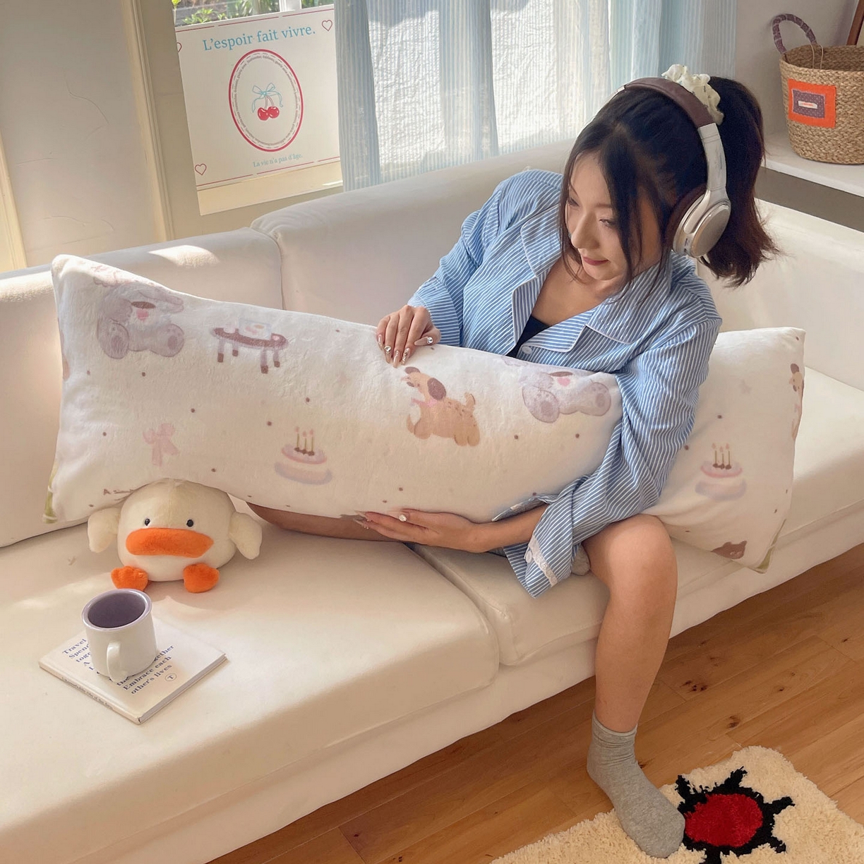 91家纺网 家纺一手货源 找家纺 六巷胡同 2025新款INS博主可爱风A类200g牛奶绒长条大抱枕 抱枕-萌象周末趴