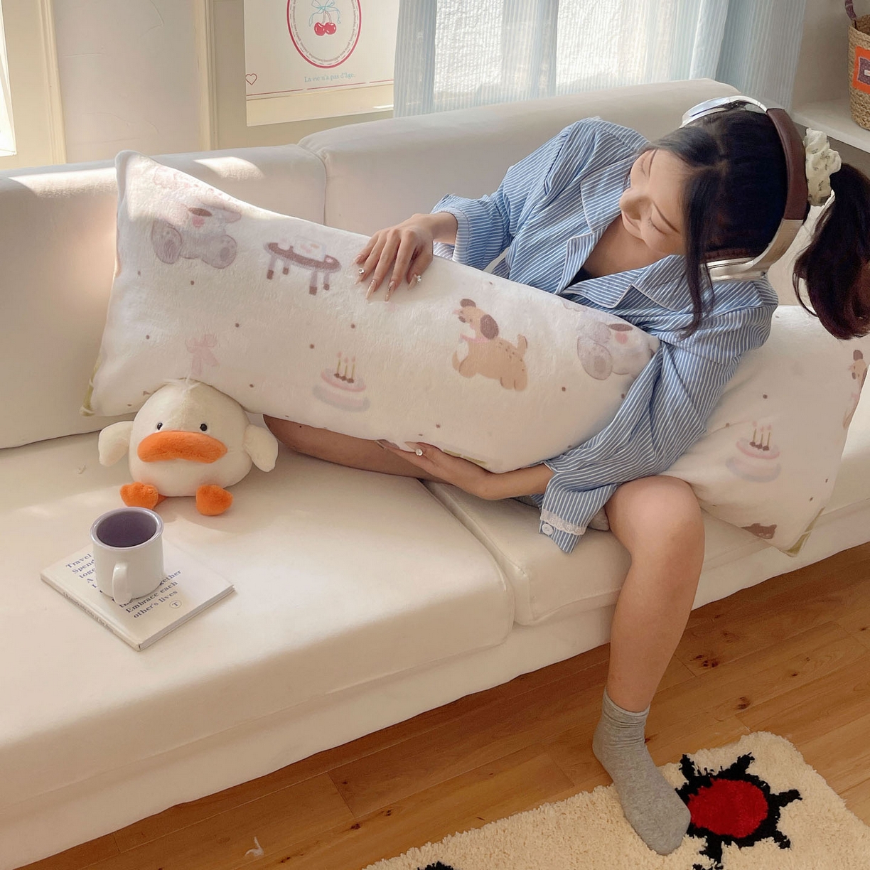 91家纺网 家纺一手货源 找家纺 六巷胡同 2025新款INS博主可爱风A类200g牛奶绒长条大抱枕 抱枕-萌象周末趴