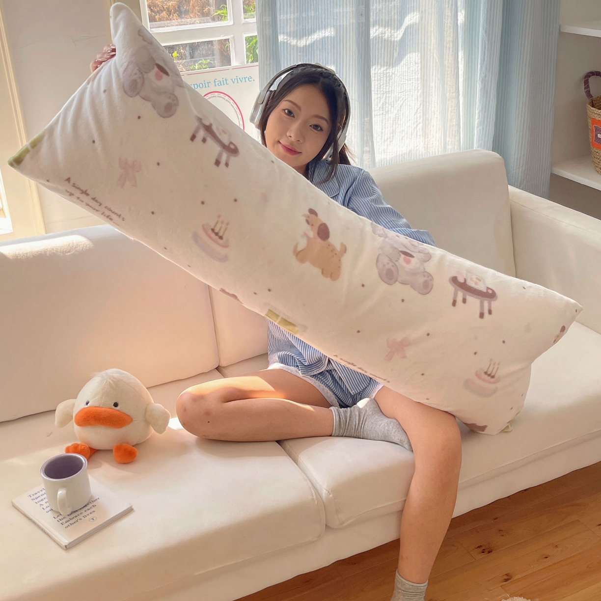 91家纺网 家纺一手货源 找家纺 六巷胡同 2025新款INS博主可爱风A类200g牛奶绒长条大抱枕 抱枕-萌象周末趴