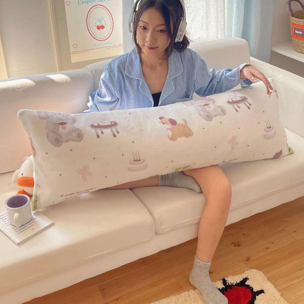 91家纺网 家纺一手货源 找家纺 六巷胡同 2025新款INS博主可爱风A类200g牛奶绒长条大抱枕 抱枕-萌象周末趴