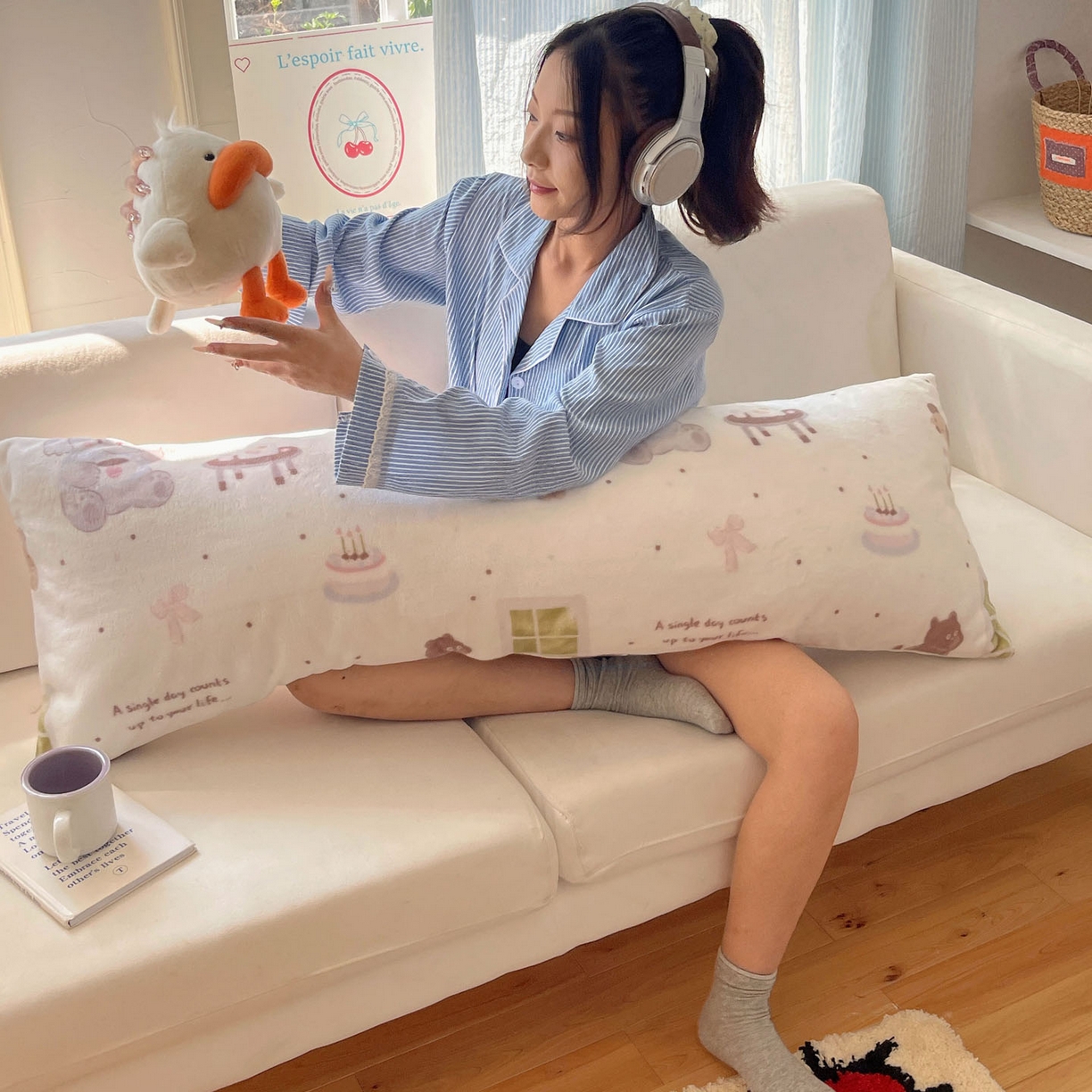 91家纺网 家纺一手货源 找家纺 六巷胡同 2025新款INS博主可爱风A类200g牛奶绒长条大抱枕 抱枕-萌象周末趴