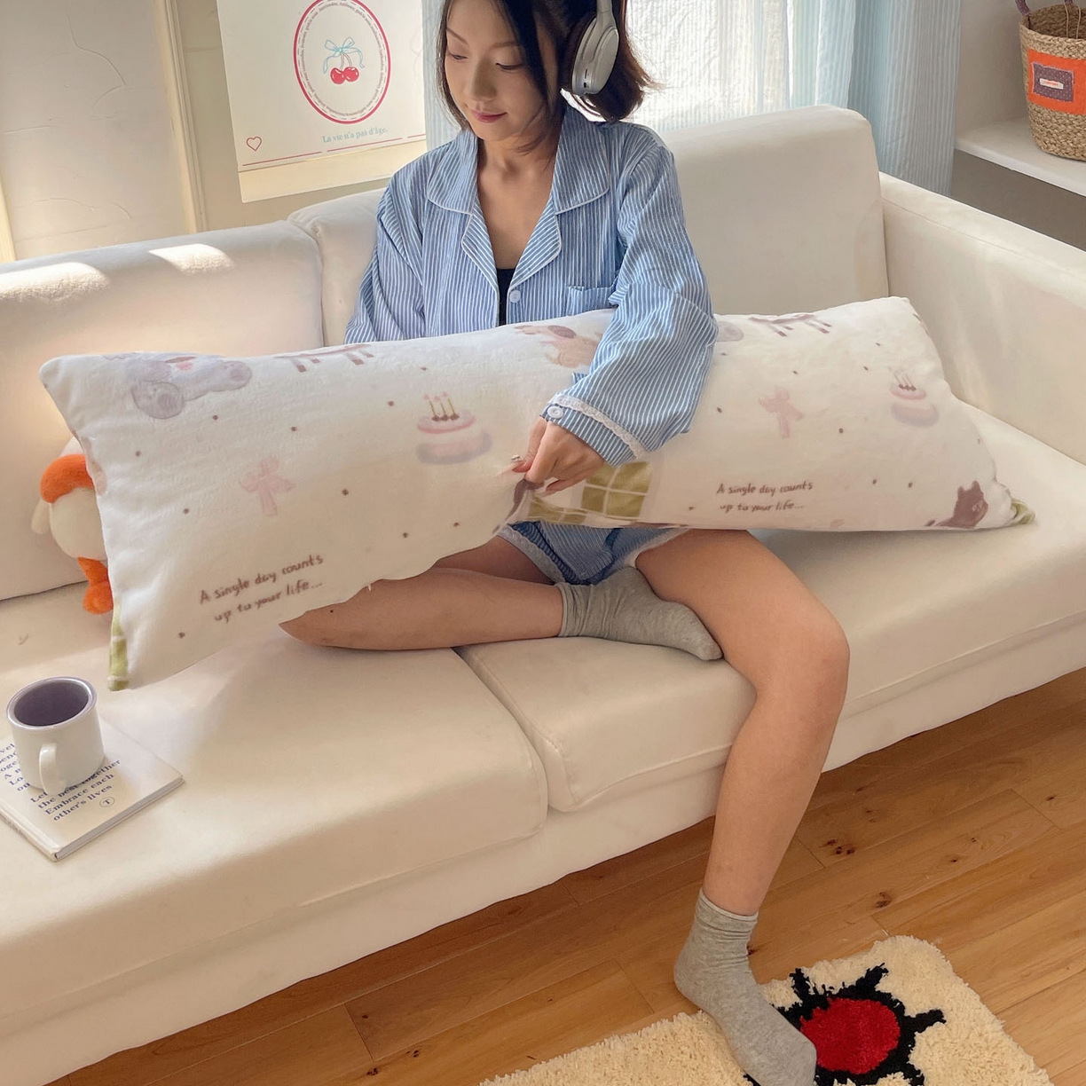 91家纺网 家纺一手货源 找家纺 六巷胡同 2025新款INS博主可爱风A类200g牛奶绒长条大抱枕 抱枕-萌象周末趴