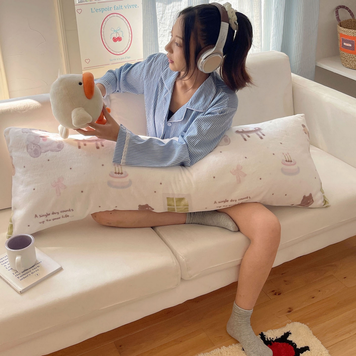 91家纺网 家纺一手货源 找家纺 六巷胡同 2025新款INS博主可爱风A类200g牛奶绒长条大抱枕 抱枕-萌象周末趴