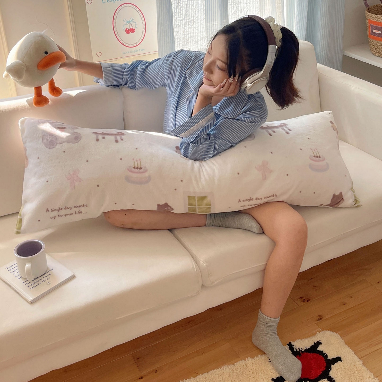 91家纺网 家纺一手货源 找家纺 六巷胡同 2025新款INS博主可爱风A类200g牛奶绒长条大抱枕 抱枕-萌象周末趴