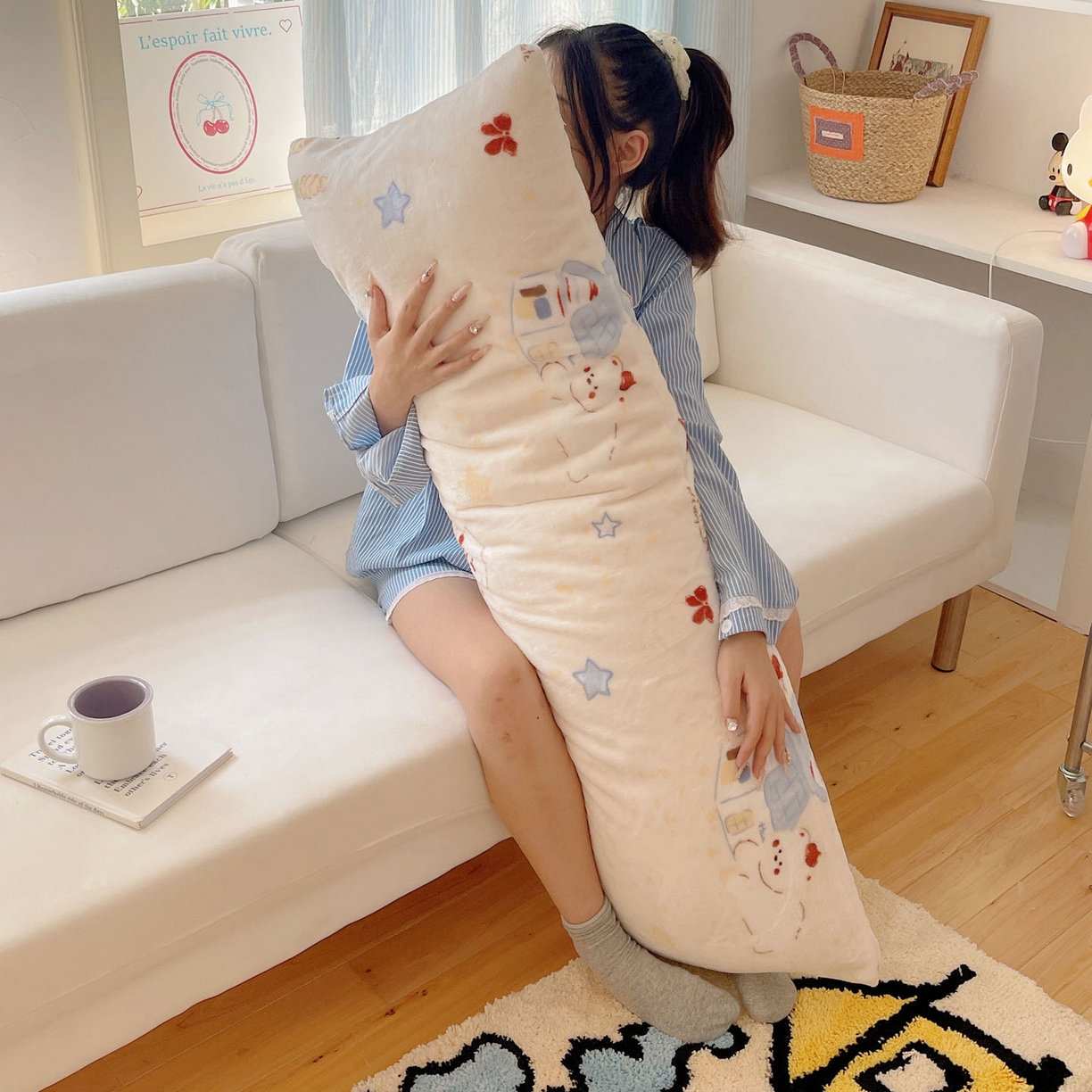 91家纺网 家纺一手货源 找家纺 六巷胡同 2025新款INS博主可爱风A类200g牛奶绒长条大抱枕 抱枕-奶萌修狗集