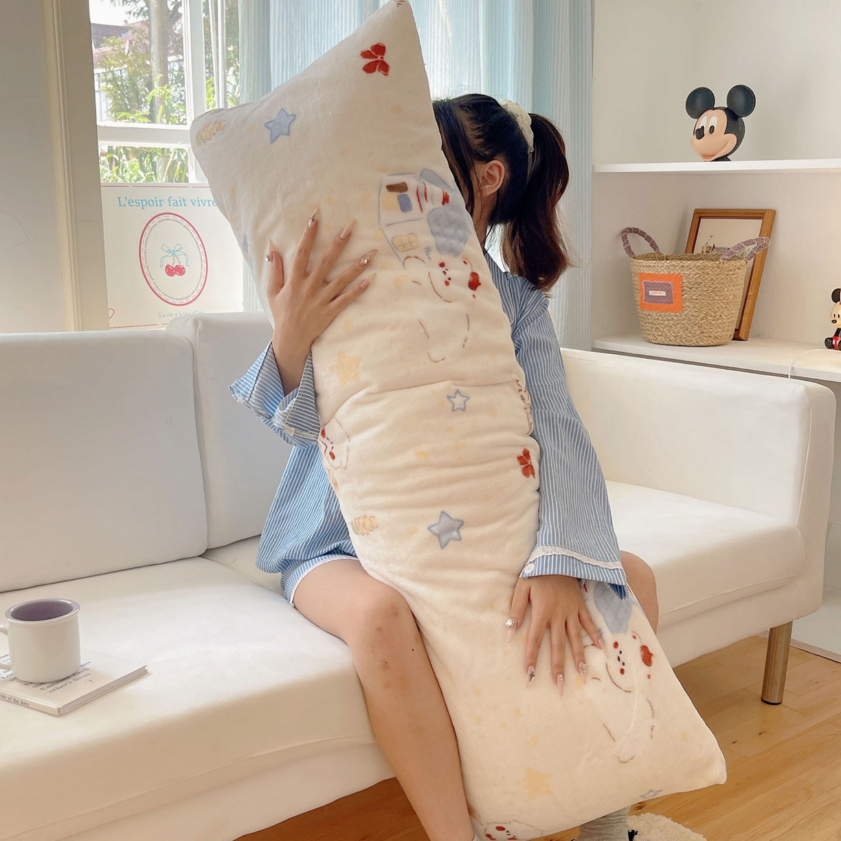 91家纺网 家纺一手货源 找家纺 六巷胡同 2025新款INS博主可爱风A类200g牛奶绒长条大抱枕 抱枕-奶萌修狗集