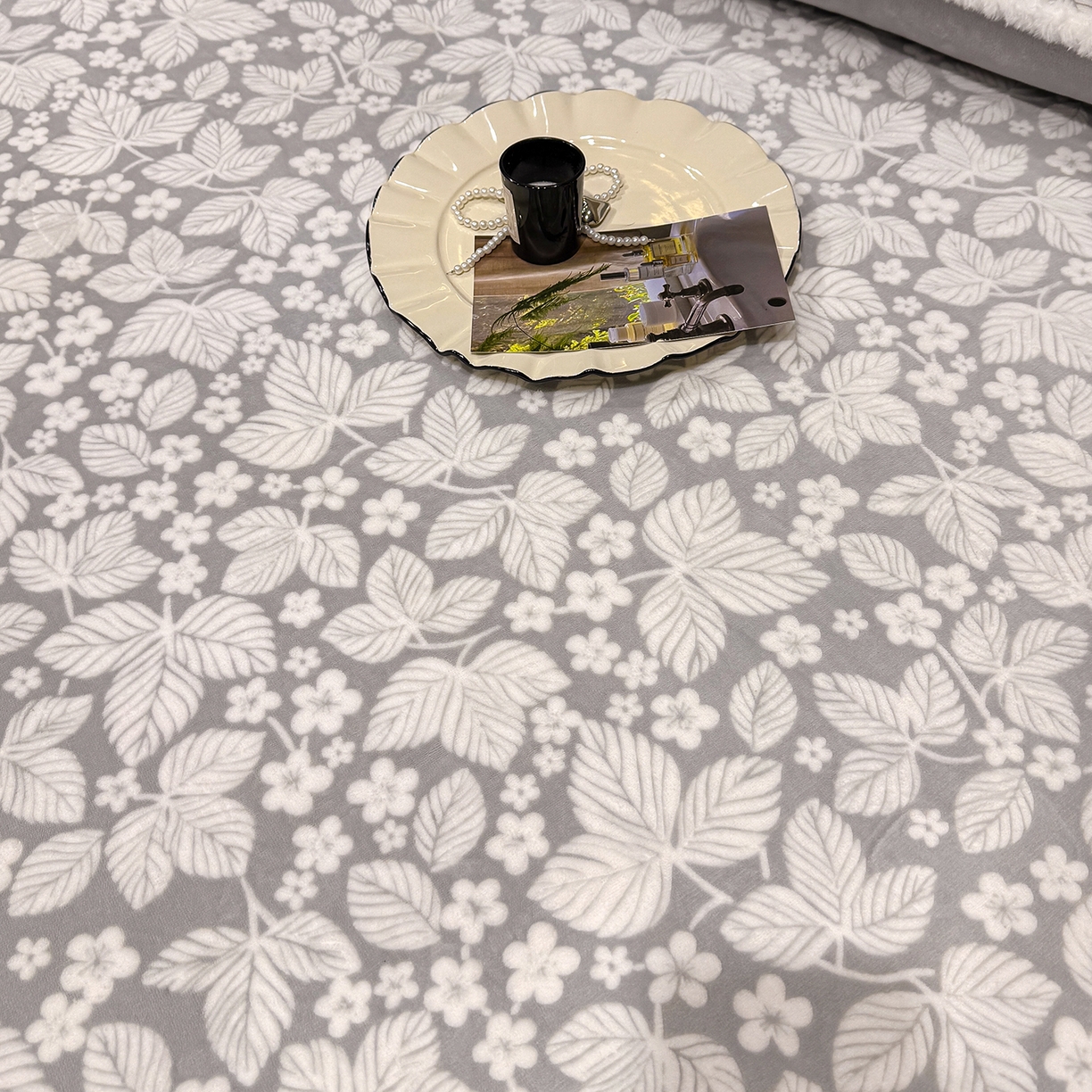 91家纺网 家纺一手货源 找家纺 鹿辉家居（原吉欧力） 2025新款牛奶绒雕花兔毛绒包边床笠 浅灰叶梦