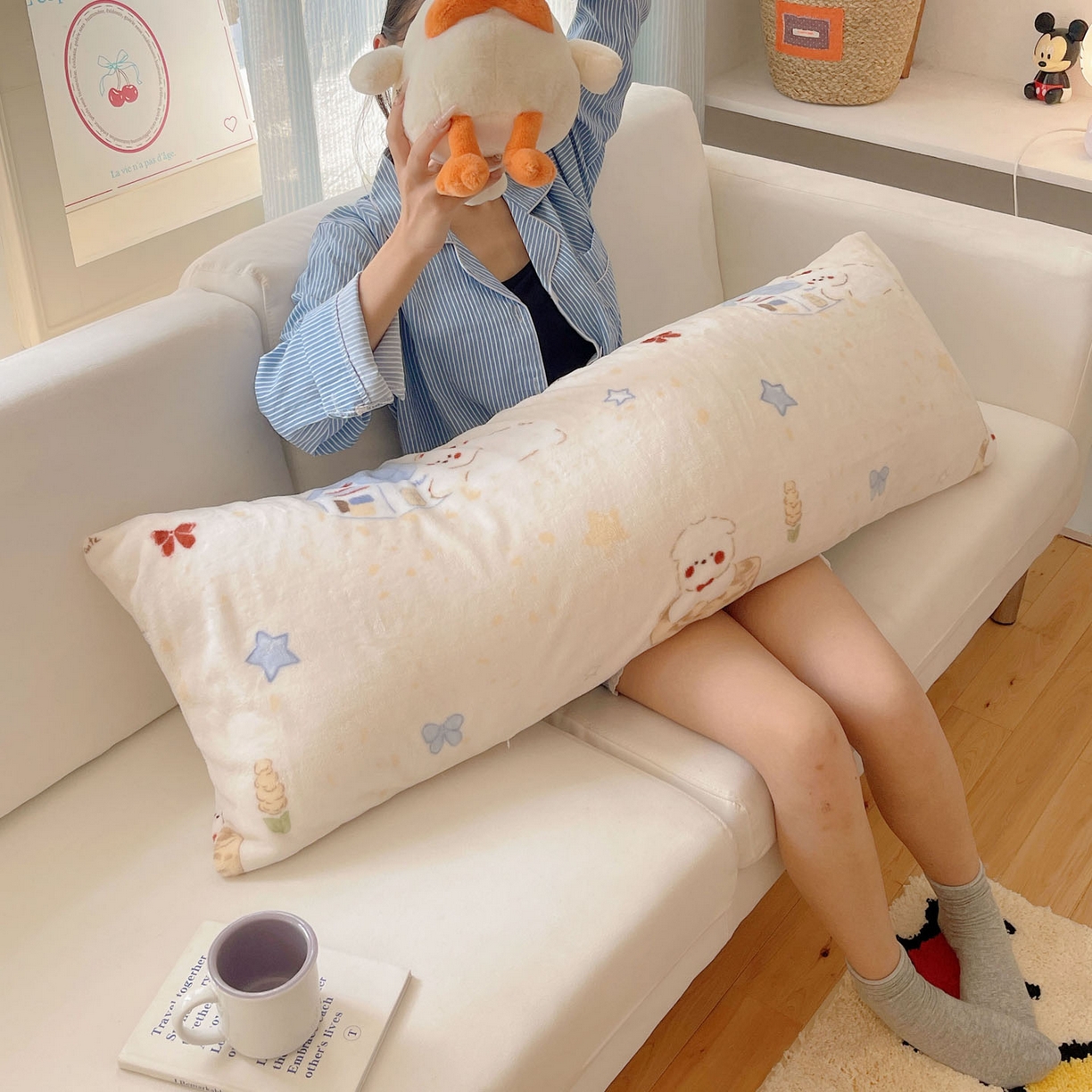 91家纺网 家纺一手货源 找家纺 六巷胡同 2025新款INS博主可爱风A类200g牛奶绒长条大抱枕 抱枕-奶萌修狗集