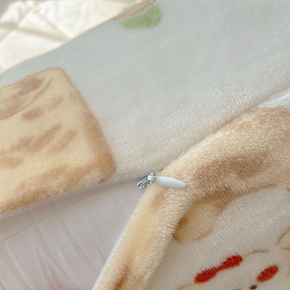 91家纺网 家纺一手货源 找家纺 六巷胡同 2025新款INS博主可爱风A类200g牛奶绒长条大抱枕 抱枕-奶萌修狗集