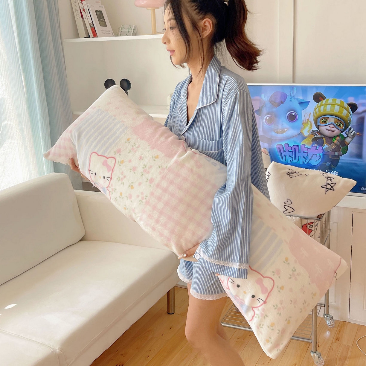 91家纺网 家纺一手货源 找家纺 六巷胡同 2025新款INS博主可爱风A类200g牛奶绒长条大抱枕 抱枕-软萌碎花猫