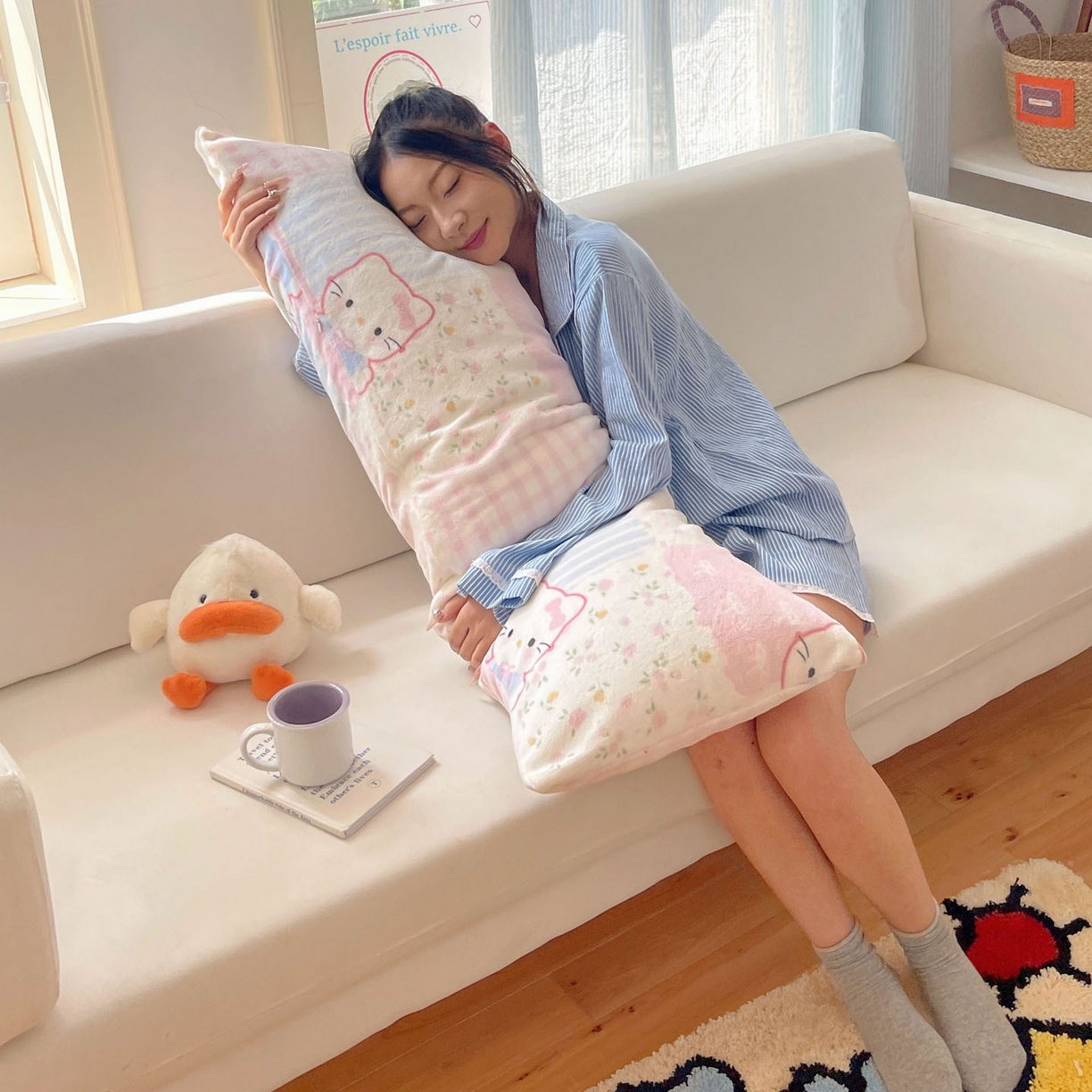 91家纺网 家纺一手货源 找家纺 六巷胡同 2025新款INS博主可爱风A类200g牛奶绒长条大抱枕 抱枕-软萌碎花猫