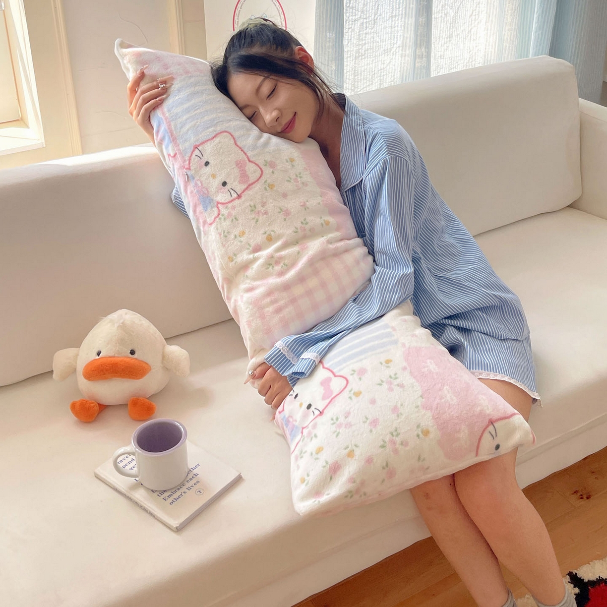 91家纺网 家纺一手货源 找家纺 六巷胡同 2025新款INS博主可爱风A类200g牛奶绒长条大抱枕 抱枕-软萌碎花猫