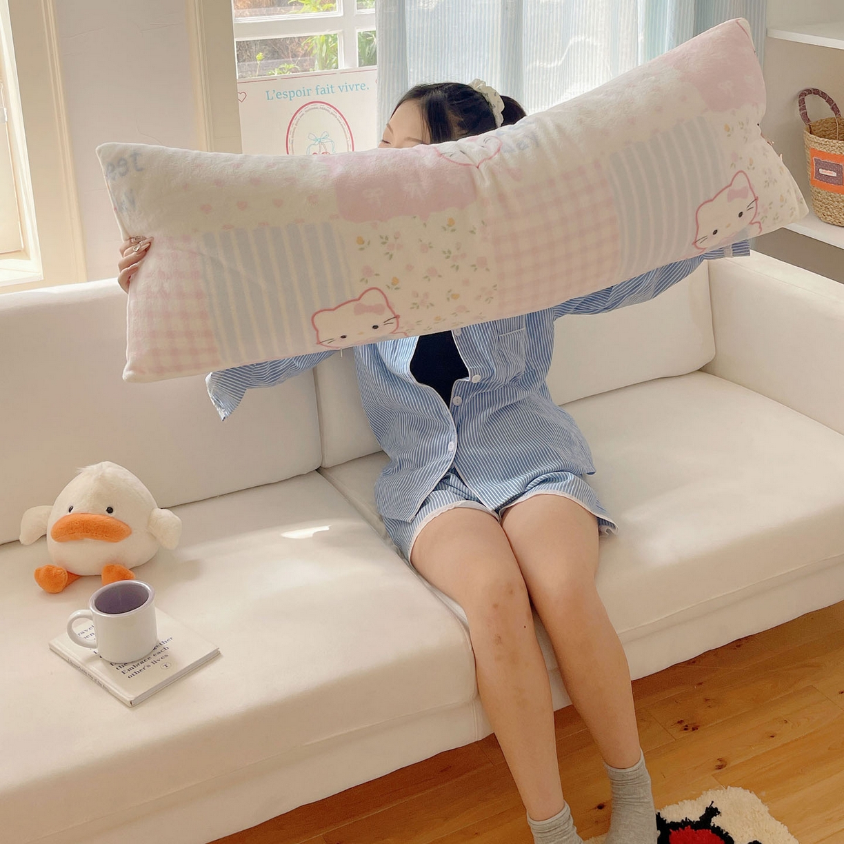 91家纺网 家纺一手货源 找家纺 六巷胡同 2025新款INS博主可爱风A类200g牛奶绒长条大抱枕 抱枕-软萌碎花猫