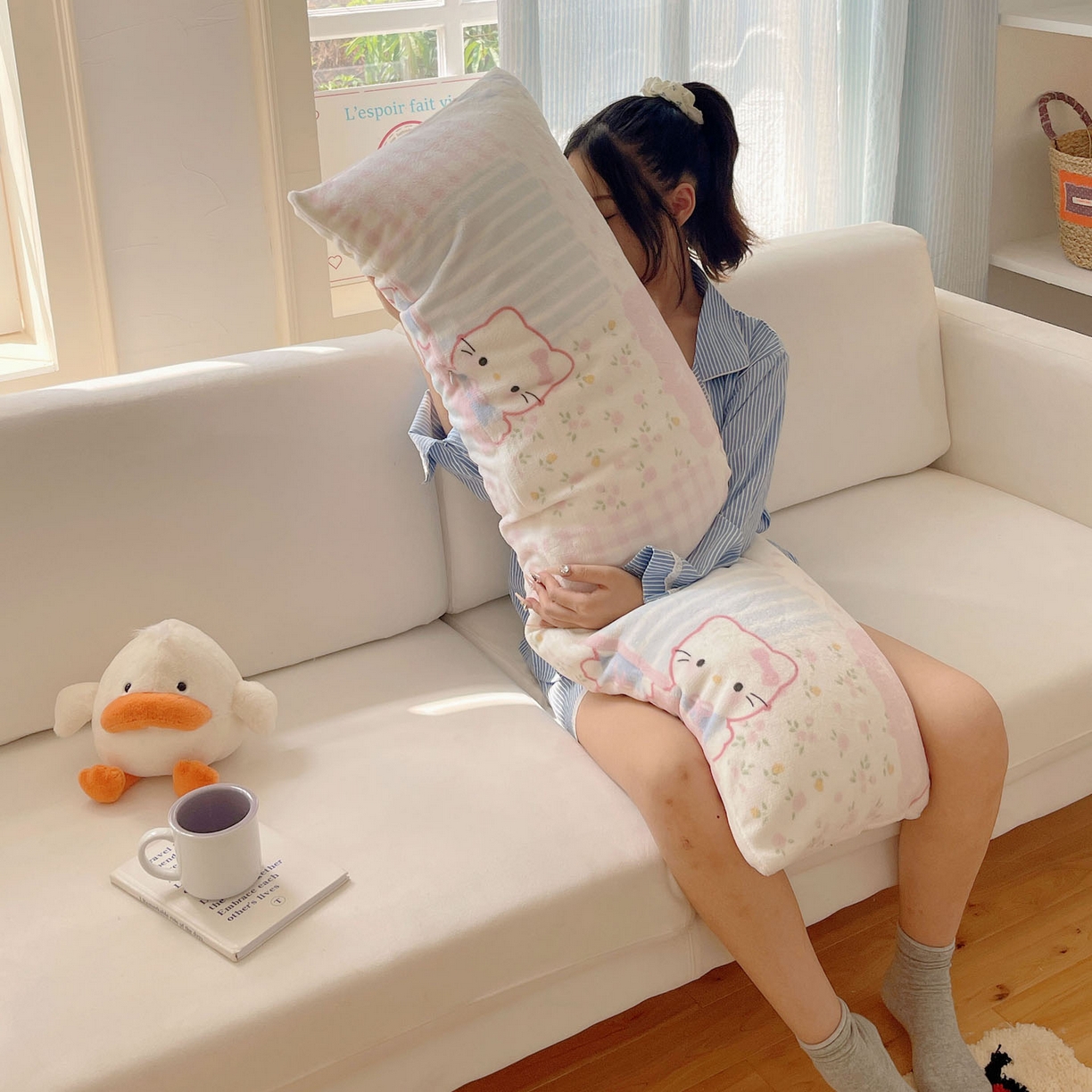 91家纺网 家纺一手货源 找家纺 六巷胡同 2025新款INS博主可爱风A类200g牛奶绒长条大抱枕 抱枕-软萌碎花猫