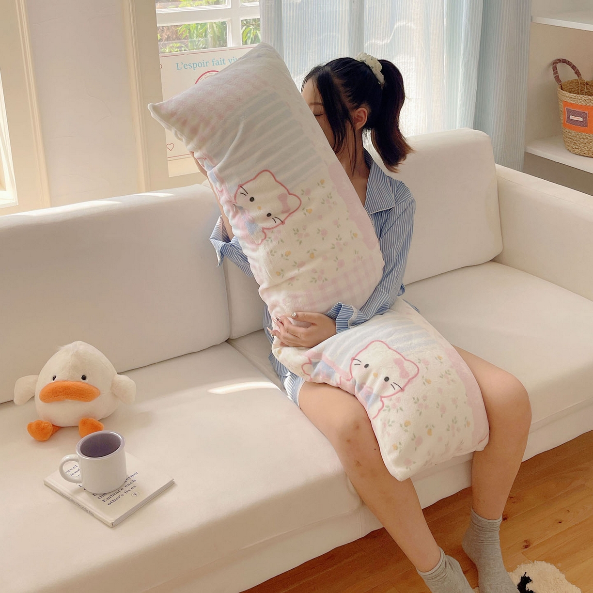 91家纺网 家纺一手货源 找家纺 六巷胡同 2025新款INS博主可爱风A类200g牛奶绒长条大抱枕 抱枕-软萌碎花猫