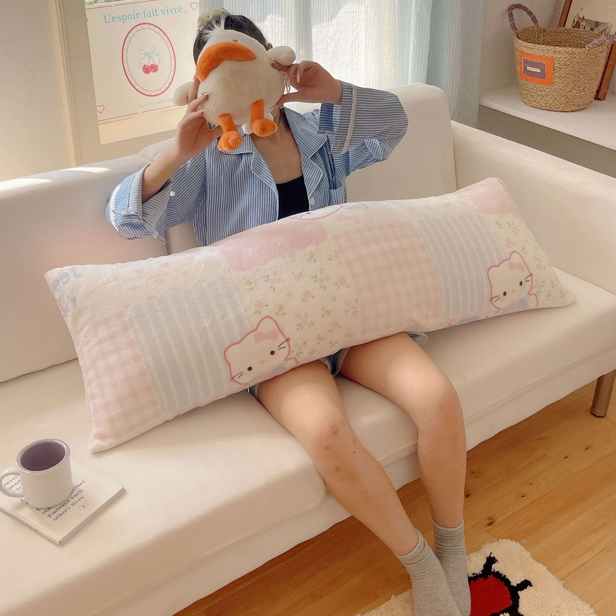 91家纺网 家纺一手货源 找家纺 六巷胡同 2025新款INS博主可爱风A类200g牛奶绒长条大抱枕 抱枕-软萌碎花猫