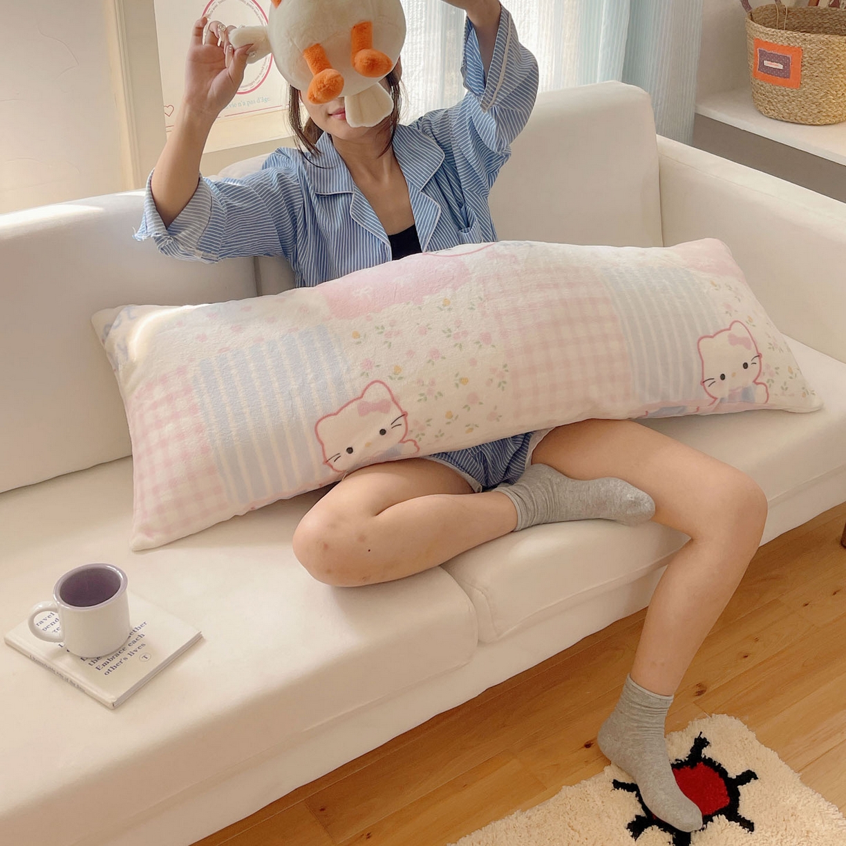 91家纺网 家纺一手货源 找家纺 六巷胡同 2025新款INS博主可爱风A类200g牛奶绒长条大抱枕 抱枕-软萌碎花猫