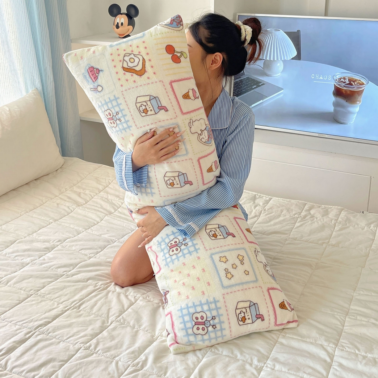 91家纺网 家纺一手货源 找家纺 六巷胡同 2025新款INS博主可爱风A类200g牛奶绒长条大抱枕 抱枕-甜点聚会喵