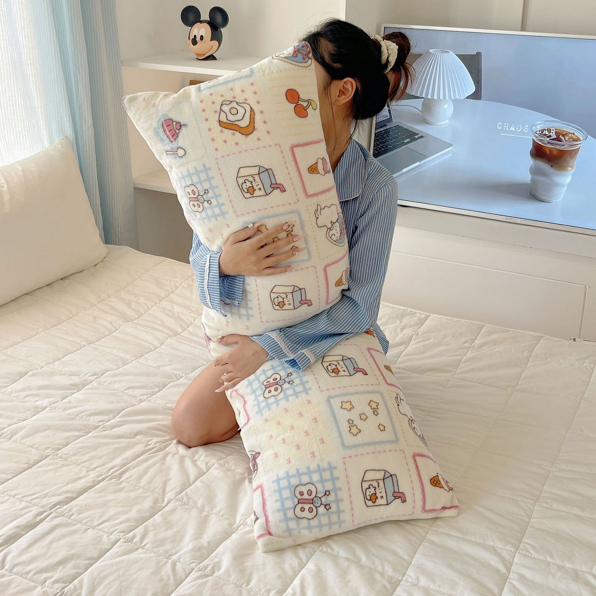 91家纺网 家纺一手货源 找家纺 六巷胡同 2025新款INS博主可爱风A类200g牛奶绒长条大抱枕 抱枕-甜点聚会喵