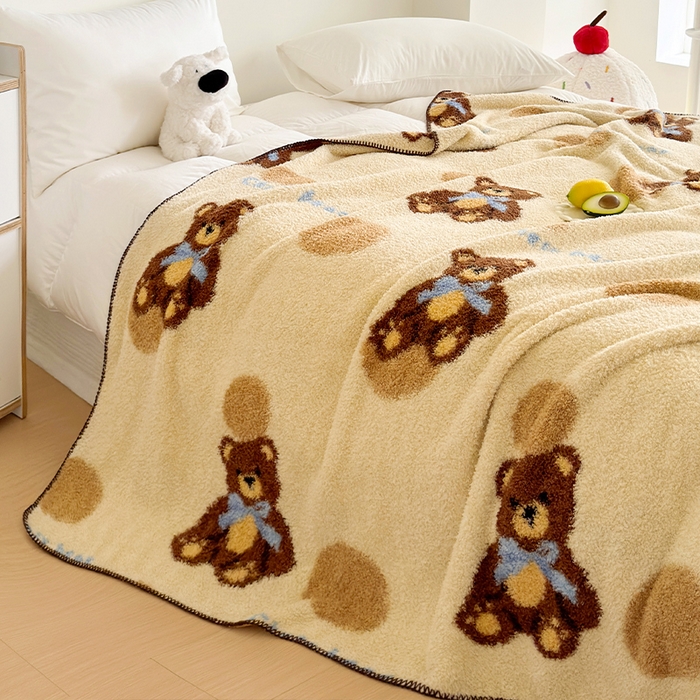 91家纺网 家纺一手货源 找家纺 舒隅家纺 2025新款A类卡通休闲半边绒三角针毛毯 小熊软糖