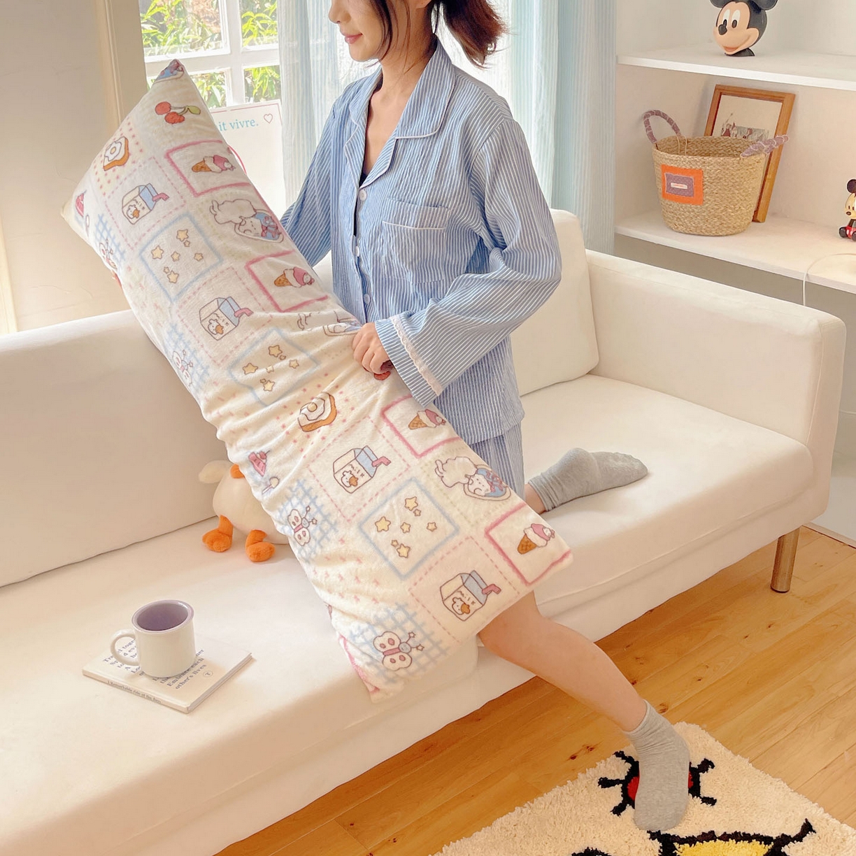 91家纺网 家纺一手货源 找家纺 六巷胡同 2025新款INS博主可爱风A类200g牛奶绒长条大抱枕 抱枕-甜点聚会喵