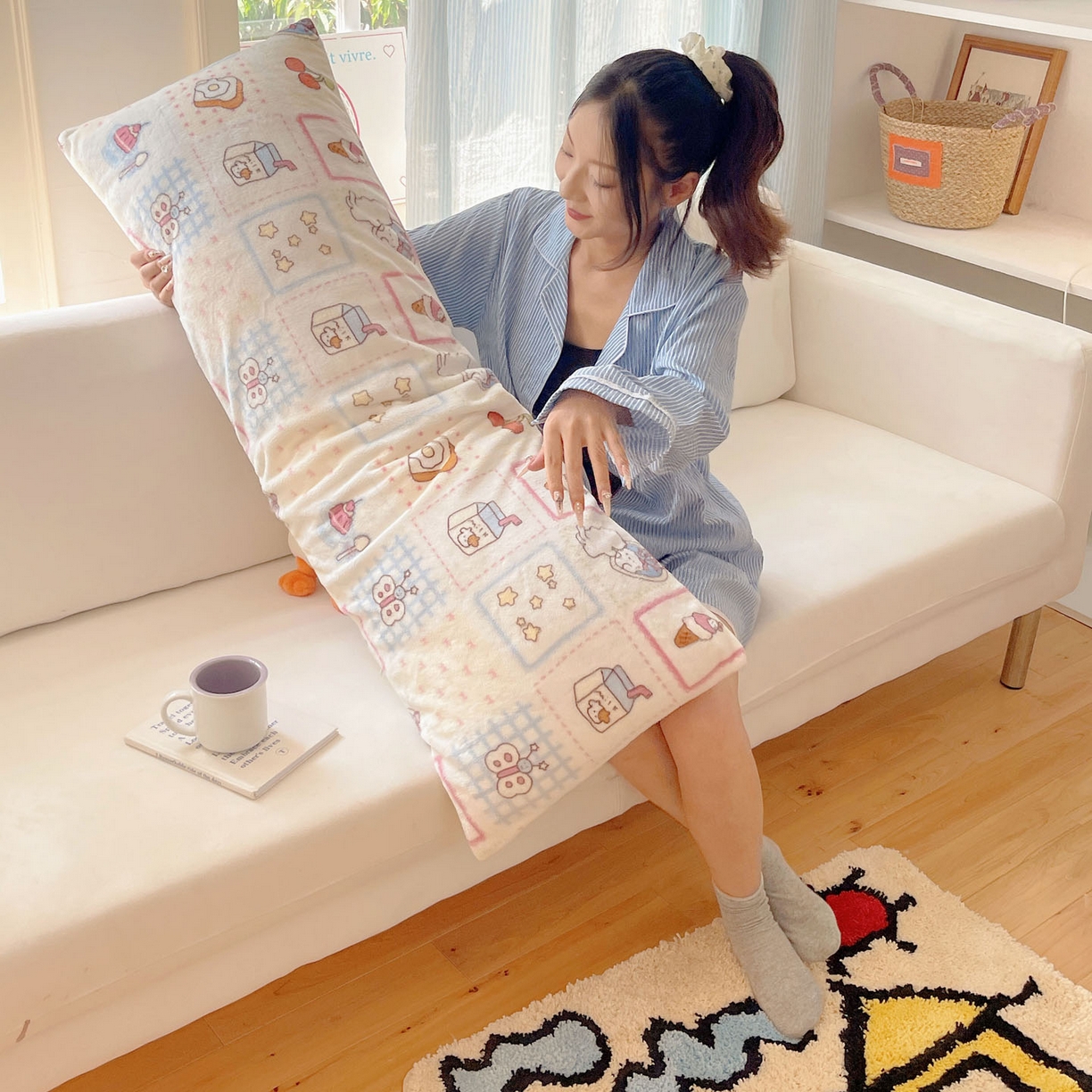 91家纺网 家纺一手货源 找家纺 六巷胡同 2025新款INS博主可爱风A类200g牛奶绒长条大抱枕 抱枕-甜点聚会喵