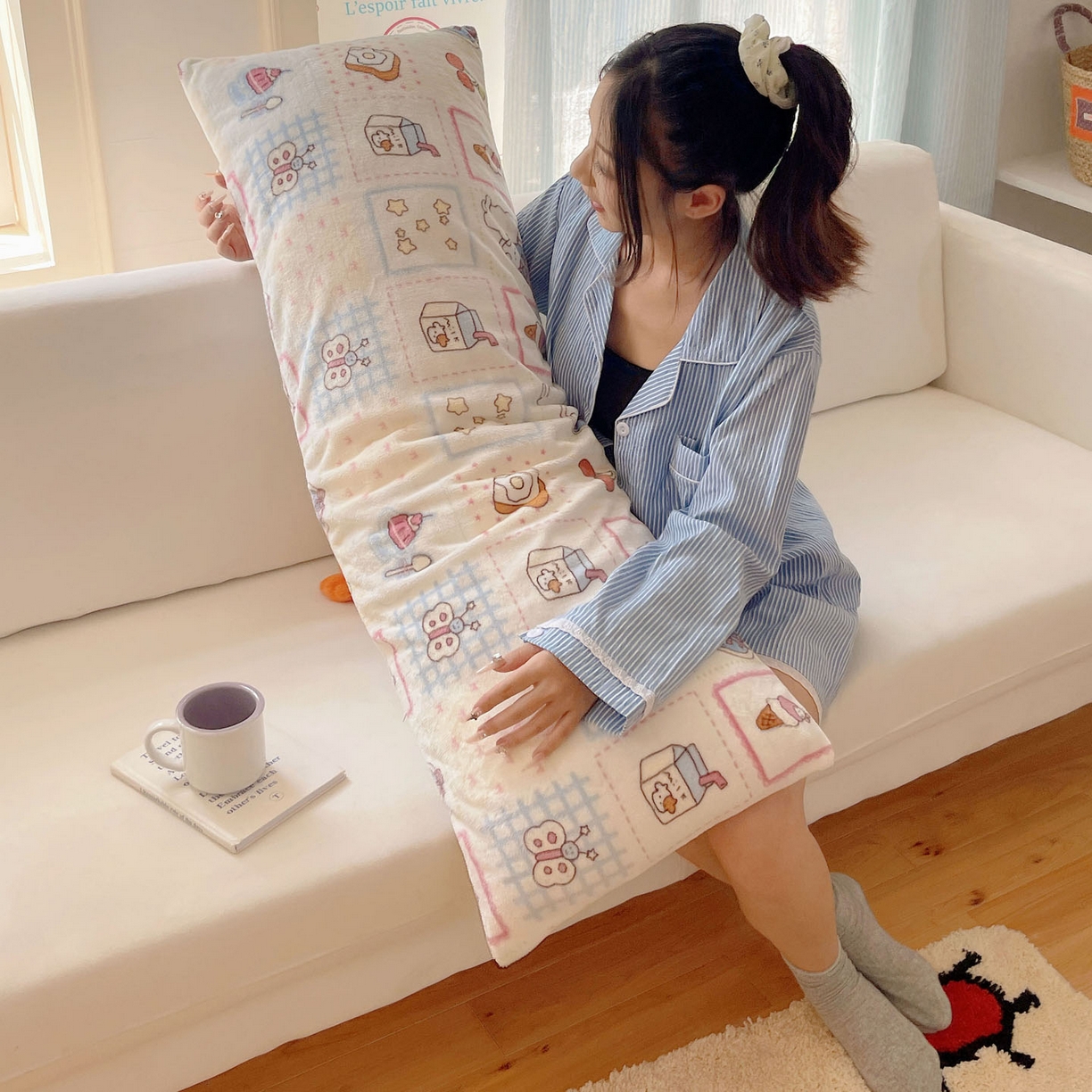 91家纺网 家纺一手货源 找家纺 六巷胡同 2025新款INS博主可爱风A类200g牛奶绒长条大抱枕 抱枕-甜点聚会喵