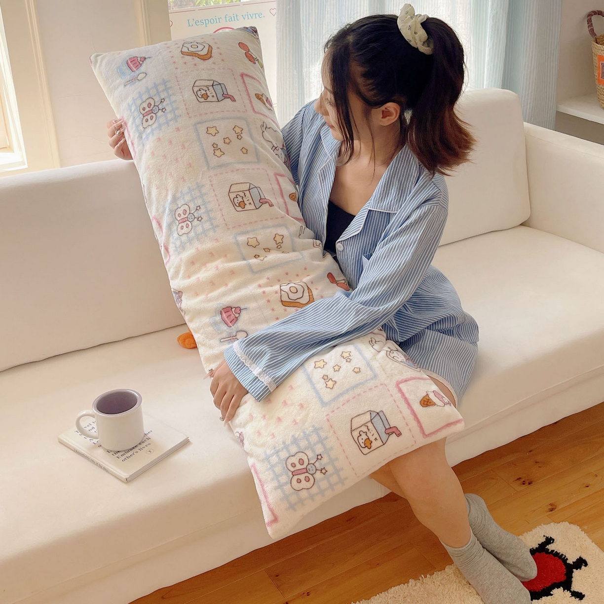 91家纺网 家纺一手货源 找家纺 六巷胡同 2025新款INS博主可爱风A类200g牛奶绒长条大抱枕 抱枕-甜点聚会喵