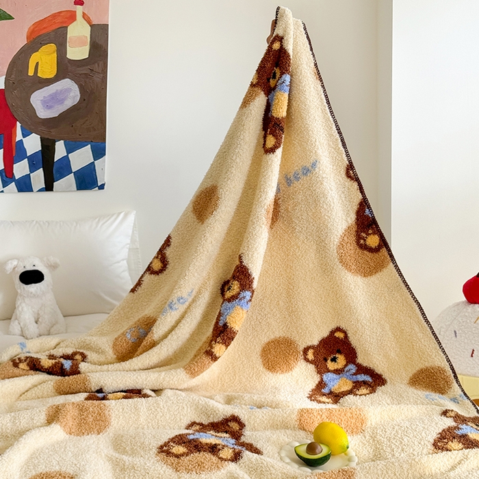 91家纺网 家纺一手货源 找家纺 舒隅家纺 2025新款A类卡通休闲半边绒三角针毛毯 小熊软糖