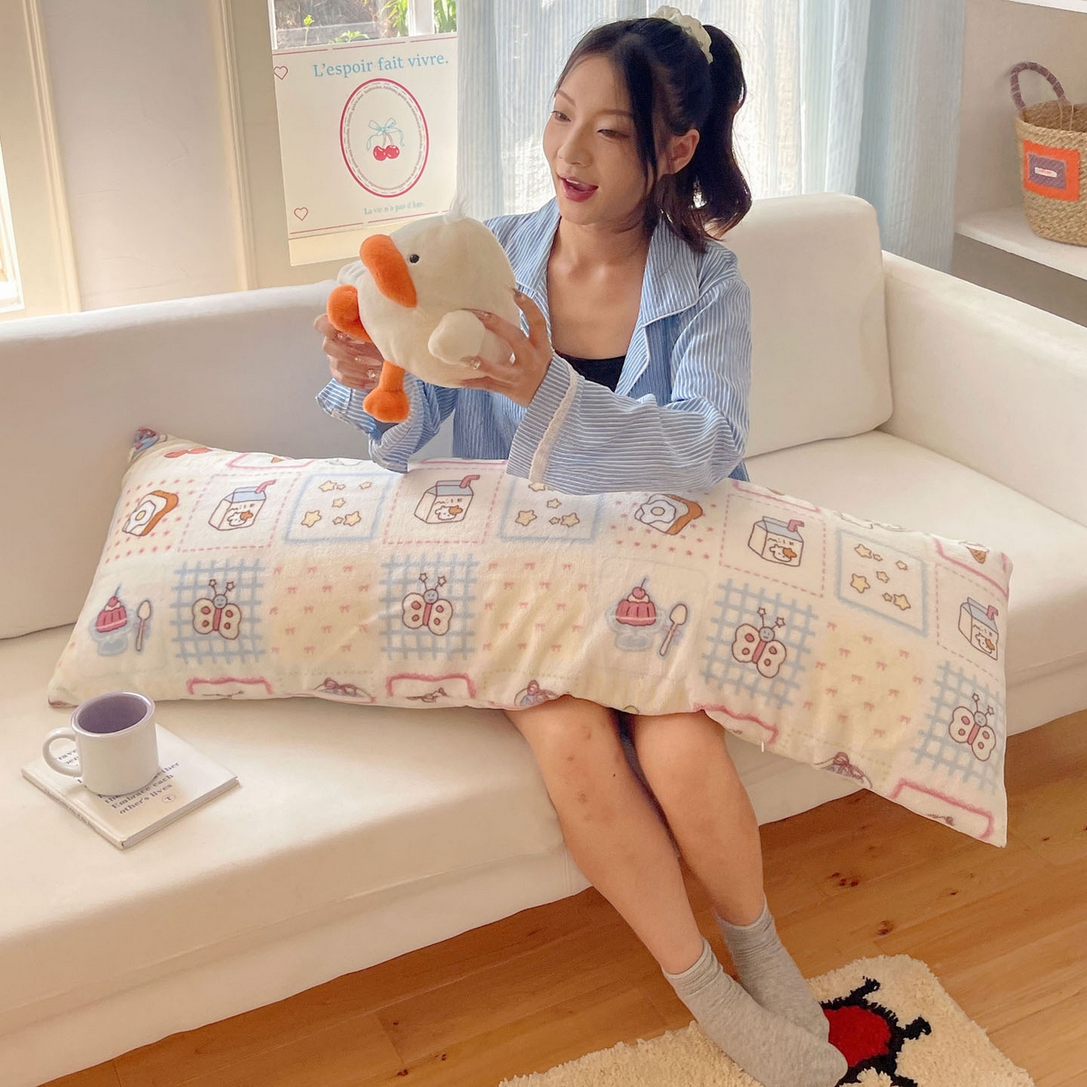 91家纺网 家纺一手货源 找家纺 六巷胡同 2025新款INS博主可爱风A类200g牛奶绒长条大抱枕 抱枕-甜点聚会喵