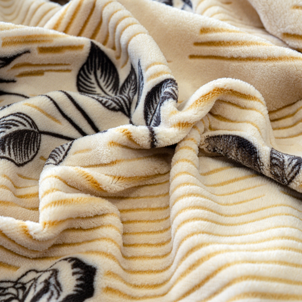 91家纺网 家纺一手货源 找家纺 鹿辉家居（原吉欧力） 2025新款牛奶绒雕花兔毛绒包边床笠 水墨玫瑰