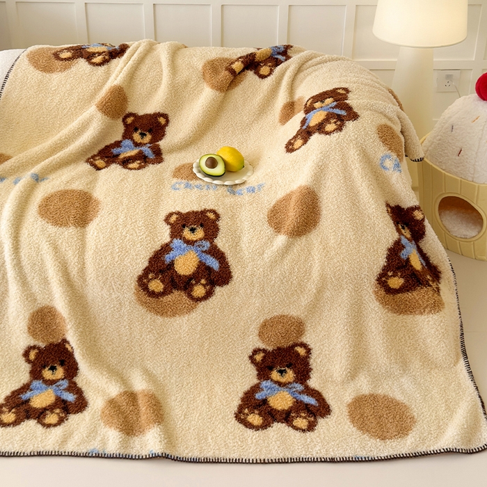 91家纺网 家纺一手货源 找家纺 舒隅家纺 2025新款A类卡通休闲半边绒三角针毛毯 小熊软糖