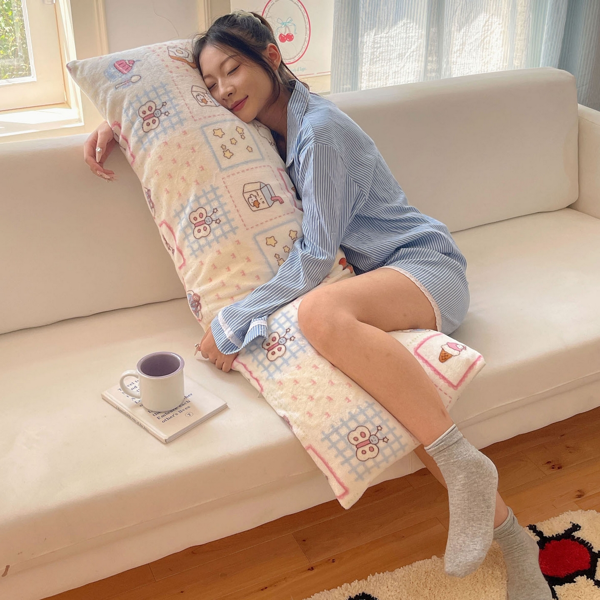 91家纺网 家纺一手货源 找家纺 六巷胡同 2025新款INS博主可爱风A类200g牛奶绒长条大抱枕 抱枕-甜点聚会喵