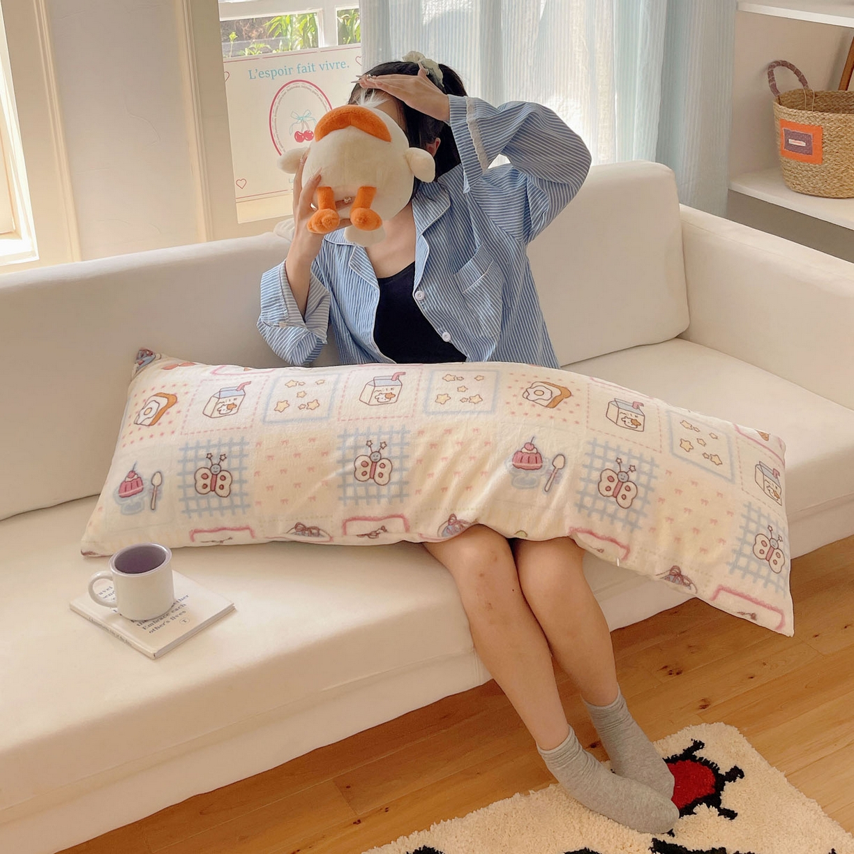 91家纺网 家纺一手货源 找家纺 六巷胡同 2025新款INS博主可爱风A类200g牛奶绒长条大抱枕 抱枕-甜点聚会喵