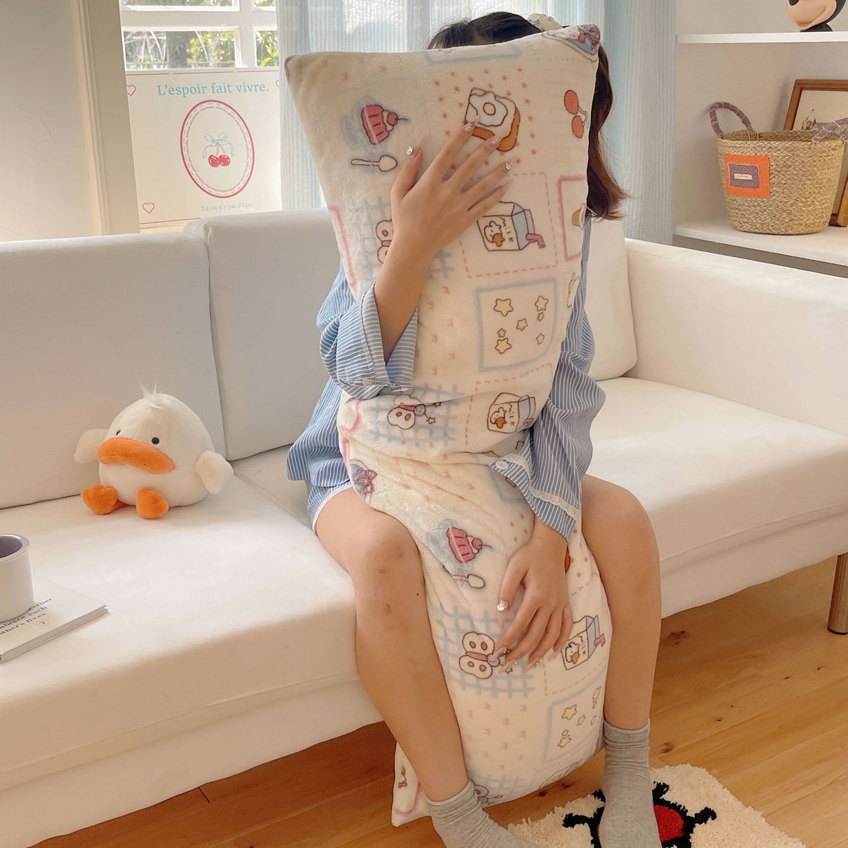 91家纺网 家纺一手货源 找家纺 六巷胡同 2025新款INS博主可爱风A类200g牛奶绒长条大抱枕 抱枕-甜点聚会喵