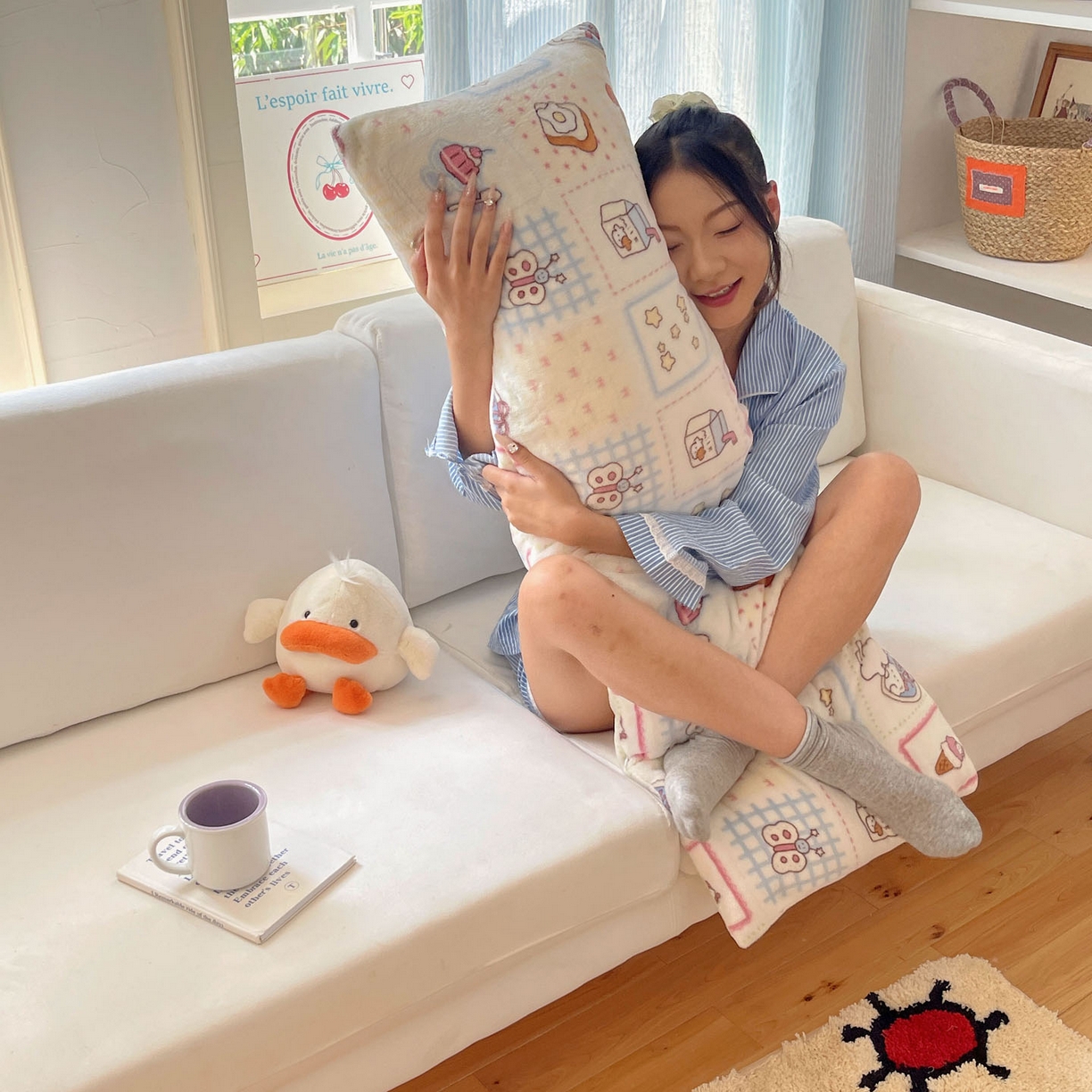 91家纺网 家纺一手货源 找家纺 六巷胡同 2025新款INS博主可爱风A类200g牛奶绒长条大抱枕 抱枕-甜点聚会喵