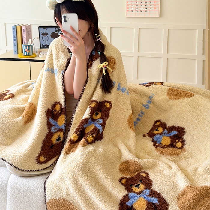 91家纺网 家纺一手货源 找家纺 舒隅家纺 2025新款A类卡通休闲半边绒三角针毛毯 小熊软糖